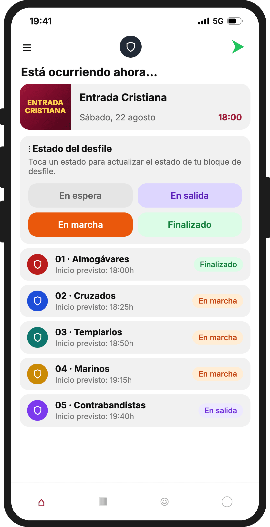Botones de estado del desfile en la app: En espera, En salida, En marcha y Finalizado, con En marcha seleccionado
