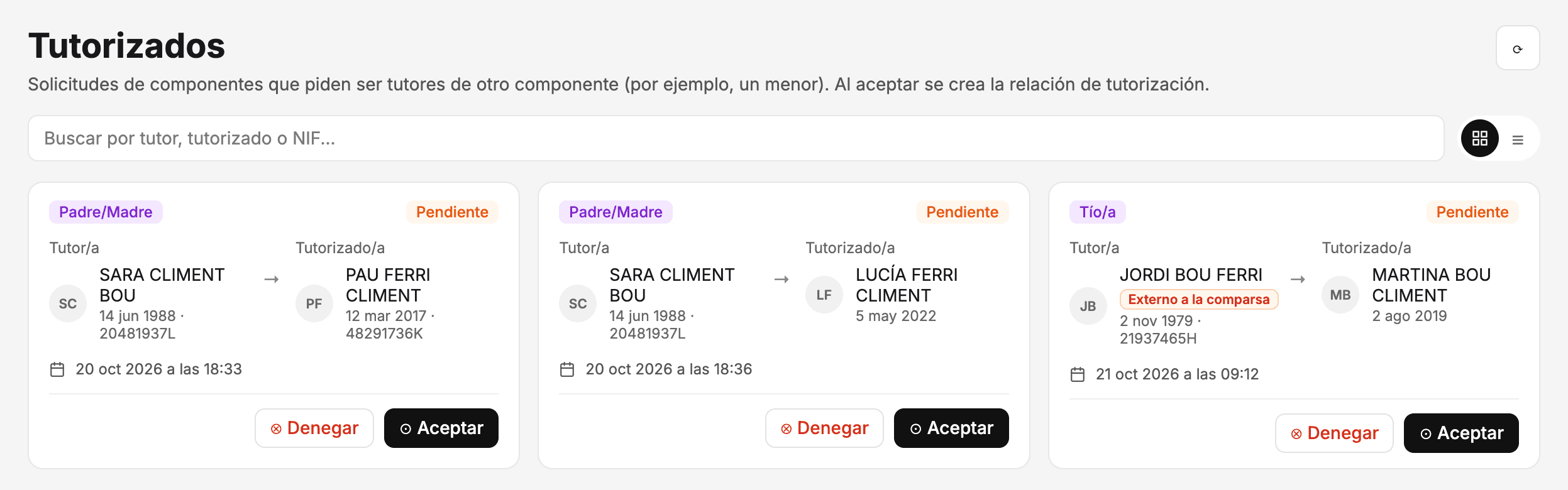Pantalla Tutorizados del panel de los Almorávides con tres solicitudes pendientes: Sara Climent Bou como Padre/Madre de Pau Ferri Climent y de Lucía Ferri Climent, y Jordi Bou Ferri, con la etiqueta Externo a la comparsa, como Tío/a de Martina Bou Climent, cada una con su fecha y los botones Denegar y Aceptar